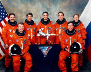Posádka mise STS-81: (zleva): Grunsfeld, Jett, Blaha, Wisoff, Linenger, Baker, Ivins