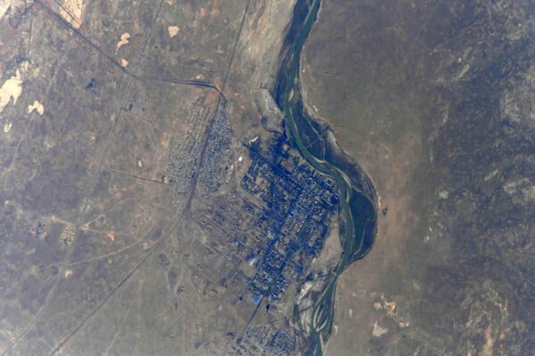 Komplex kosmodromu Bajkonur je opravdu rozlehlý. S neuvěřitelnou plochou 6717 km2 je jednoznačně největší raketovou střelnicí na světě. Tento snímek pořídil ruský kosmonaut Oleg Artěmjev z ISS v roce 2018.