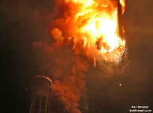 Výbuch rakety Antares 28. října 2014 tak, jak jej zachytil Ken Kremer.