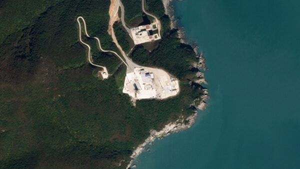 Snímek pořízený 10. října 2019 zobrazuje část komplexu kosmodromu v Jižní Koreji. Ve střední části je patrná odpalovací rampa. 
