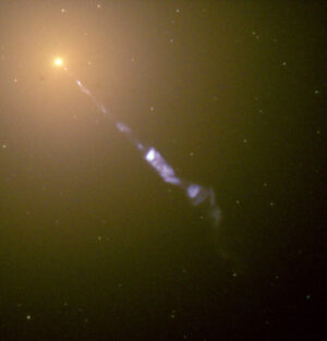 V roce 2000 vyfotil Hubbleův teleskop výtrysk hmoty z M87*.