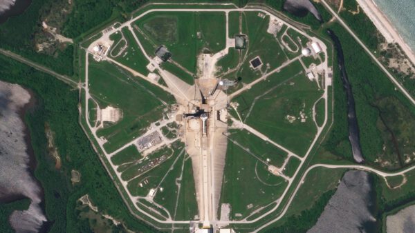 Snímek zachycuje Startovací komplex 39A, Byl pořízen 9. srpna 2019. Rampa LC-39A je nejznámější americkou startovací rampou. Ať už kvůli misi Apollo 11, kdy se poprvé podařilo na Měsíc dopravit astronauty Neila Armstronga, Buzze Aldrina nebo kvůli startům raketoplánů. Světoznámou rampu LC-39A v současné době využívá SpaceX a v budoucnu se odsud zase do kosmu vydají američtí astronauté v kosmické lodi Crew Dragon a zamíří na Mezinárodní vesmírnou stanici.