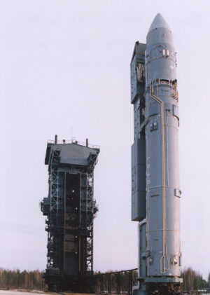Raketa Rokot na kosmodormu Pleseck v předstartovní konfiguraci ve startovním válci.