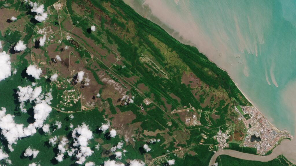 Pohled na kosmodrom v Kourou získaný družicí Sentinel-2A 6. března 2017. Přibližně 15 kilometrů severozápadně od hlavního města lze v levém horním rohu obrázku vidět prostory evropského kosmodromu. Družice Sentinel-2A byla vypuštěna v noci ze 6. na 7. března 2017 spolu se svým „dvojčetem“, družicí Sentinel-2B.