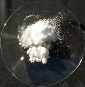Vzorek chloridu amonného. Všechny amonné soli však vypadají podobně - jako bílé krystalické látky.