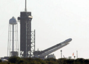 Vztyčování Falconu 9 na rampě 39A před statickým zážehem před misí Starlink 1-5