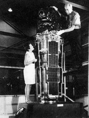 Marjorie Townsend a Bruno B. Rossi u satelitu Uhuru.