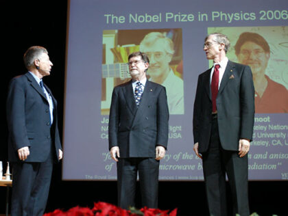 George Smoot (uprostřed) a John Mather (vpravo) při převzetí Nobelovy ceny pro rok 2006