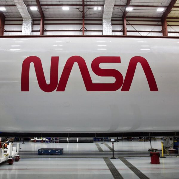 První stupeň Falconu 9 určený pro misi DM-2 s historickým logem NASA