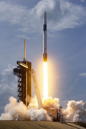 Historický start Falconu 9 s pilotovanou lodí Crew Dragon na misi DM-2