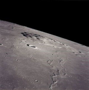 Místo budoucího přistání sondy Čchang-e 5 na snímku z Apolla 15 