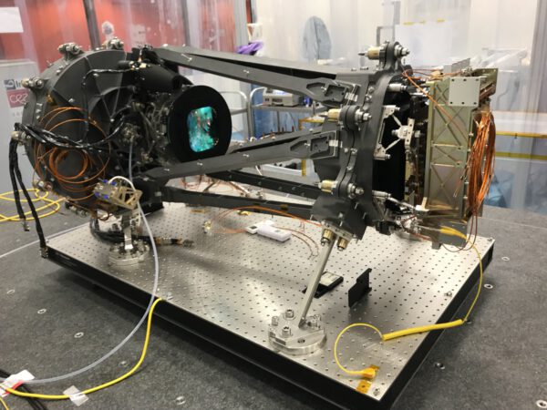 Plně sestavený letový exemplář přístroje NISP pro misi Euclid vyfocený v Laboratoire d'Astrophysique de Marseille před zabalením do vícevrstvé izolace.