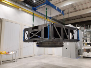 Letový exemplář servisního modulu vzniká v Turíně v čisté místnosti firmy Thales Alenia Space.