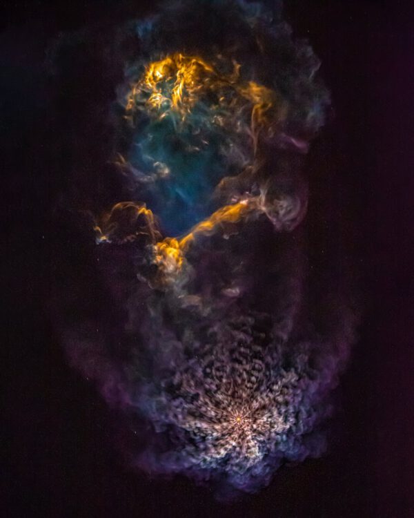 Doslova jako nějaká fotografie z Hubbleova vesmírného dalekohledu působí snímek ze startu rakety Falcon Heavy. 