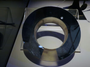 Zrcadlo pro koronograf METIS na sondě Solar orbiter - vyrobeno v Turnově. Letový kus je vybroušen tak přesně, že pokud bychom jej zvětšili na rozměry Máchova jezera, měřila by maximální nepřesnost pouze 1 centimetr - to odpovídá vlnkám na hladině při bezvětří.