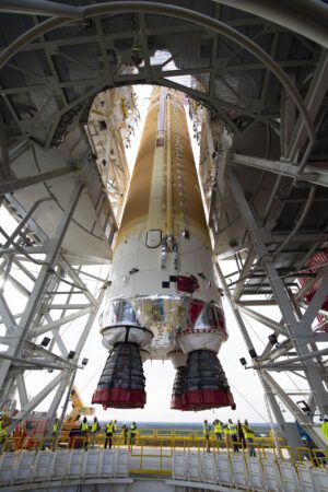 Konec ledna 2020 - instalace centrálního stupně rakety SLS pro misi Artemis I na testovací stanoviště.