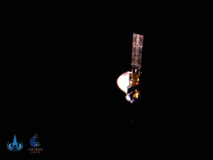 Sonda Tianwen-1 vyfocená odhozenou kamerou zhruba na půli cesty mezi Zemí a Marsem.