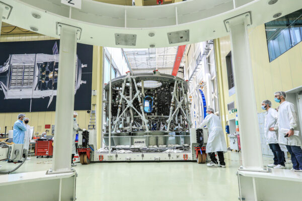 Primární struktura servisního modulu Orionu pro Artemis III v integrační hale Airbusu, říjen 2020