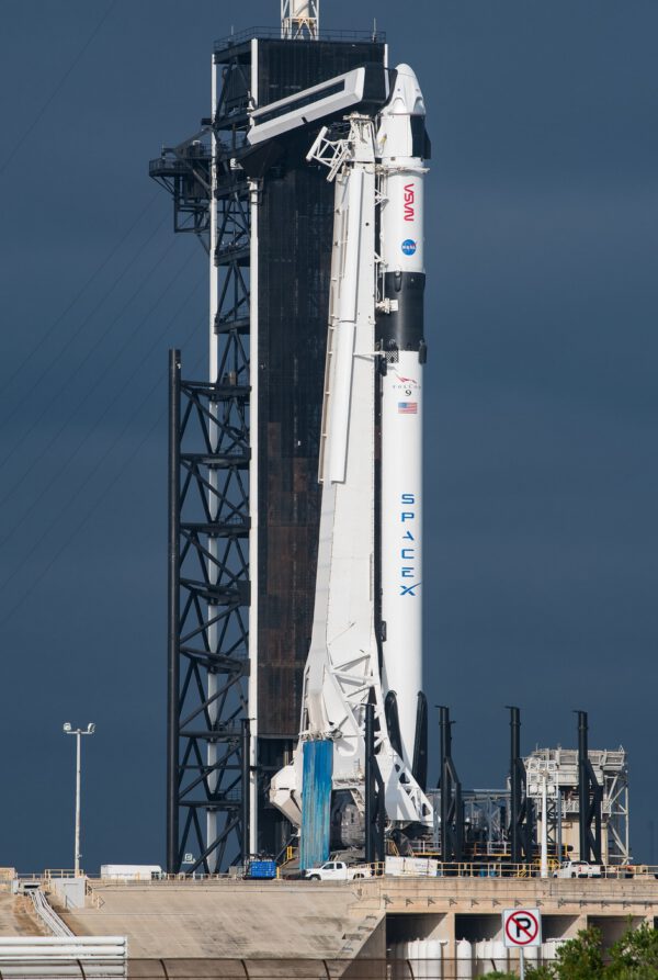 Falcon 9 a loď Crew Dragon na rampě