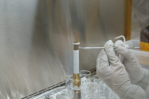 Kontrolní stěr z trubičky 241 v laboratoři během přípravy.