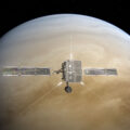 Umělecká představa průletu sondy Solar orbiter kolem Venuše.