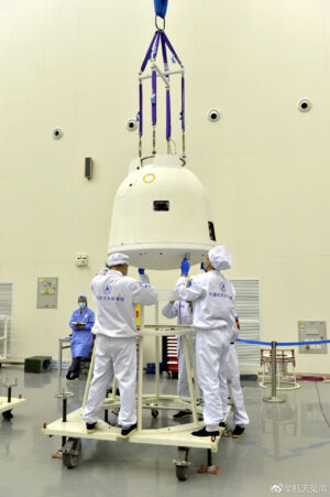 Návratové pouzdro sondy Chang'e 5 během předstartovní přípravy.