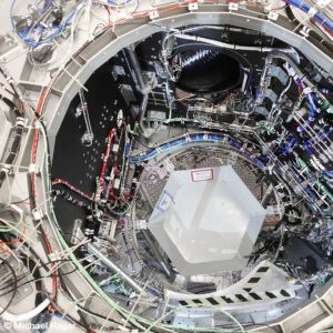 V říjnu 2020 začal Airbus Space zveřejňovat na Twitteru sérii fotografií evropského servisního modulu, které pořídil Michael Najjar. Zde pohled dolů do jedné z pozic pro palivové nádrže na monometylhydrazin.