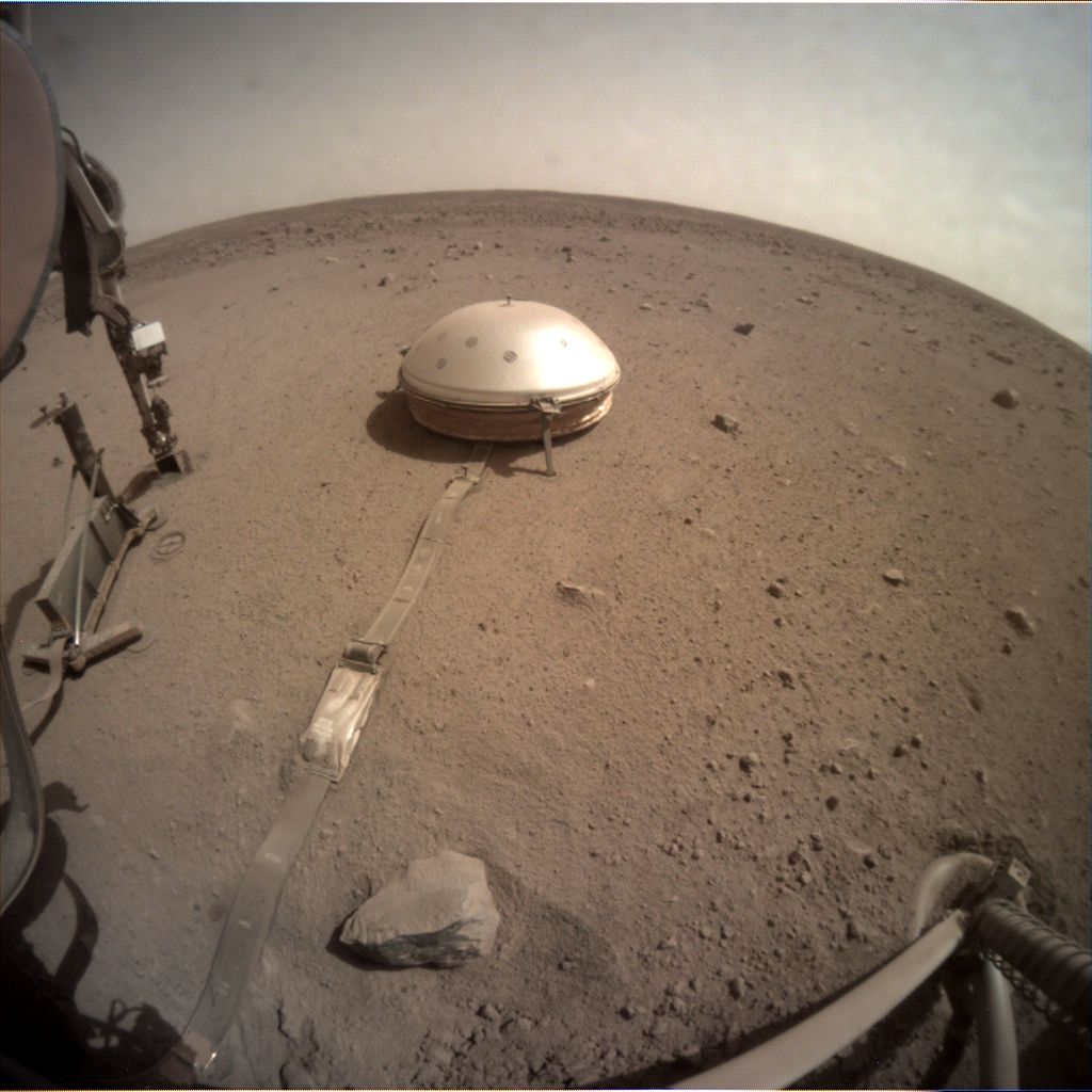 InSight sol 754 9. ledna 2021 pohled na přístroje SEIS a HP3. Zdroj: NASA/JPL-Caltech