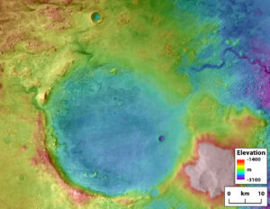 Geomorfologická mapa kráteru Jezero, na které jsou krásně patrné všechny tvary vzniklé působením tekoucí vody. Na západě vidíme hlavní deltu, kterou bude studovat mise Perseverance. Na severu vidíme druhý deltový systém, který prořízl kaňon řeky. Oba říční systémy (řeky Neretva a Sava), které delty vytvořily, meandrují v severozápadním rohu snímku. Kráter byl odvodňován řekou Pliva, jejíž údolí je patrné na severovýchodním okraji kráteru. Povšimněte si, že údolí je výškově na úrovni dna kráteru. Za to může postupná eroze okraje kráteru řekou, takže jezeru postupně klesala hladina. Díky tomu mohla řeka tvořící severní deltu vytvořit údolí vedoucí skrz ní.