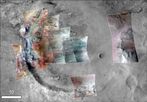 Do tohoto zobrazení kráteru byly přidány nepravé barvy na základě spektrální analýzy dat přístroje CRISM a CTX. Zelená barva odpovídá vápenatým karbonátům, červená pak spektru olivínu nebo železitých karbonátů (ty jsou v tomto kontextu mnohem pravděpodobnější). Všimněte si rozsáhlé zelené plochy v místě mělké části na okraji jezerní plochy na severozápadě. Zde můžeme čekat mělkovodní karbonáty a v podmínkách vznikajícího života by právě zde mohly existovat stromatolity, doslova svatý grál marsovské geologie.