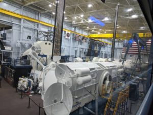 Maketa landeru společnosti Dynetics v měřítku 1:1 se střední věrností byla v lednu umístěna v budově Space Vehicle Mockup Facility Johnsonova vesmírného střediska