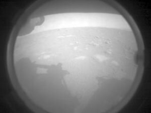 Snímek přední levé HazCam těsně po přistání Perseverance 18. 2. 2021. Zdroj: NASA/JPL-Caltech