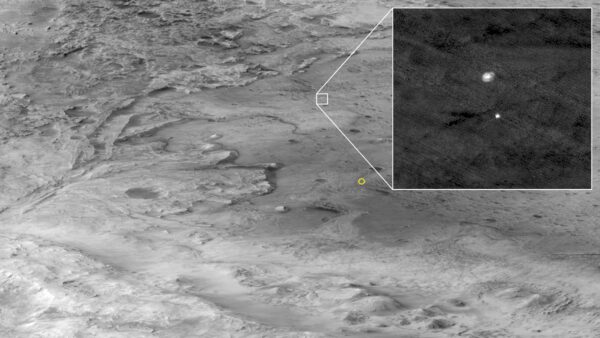 Perseverance na padáku pohledem kamery HiRISE z MRO. Vzdálenost asi 700 km, MRO se musel při snímání točit, aby při vzájemné rychlosti 3 km za sekundu zachytil rover ve správný moment. Zdroj: NASA/JPL-Caltech/University of Arizona