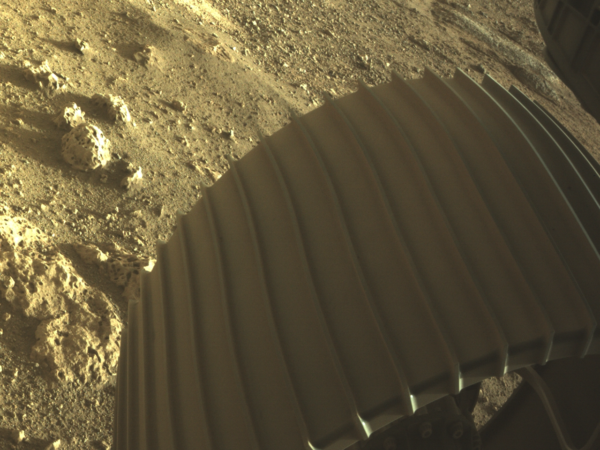 Detail kola a kamenů z HazCam. Zdroj: NASA/JPL-Caltech
