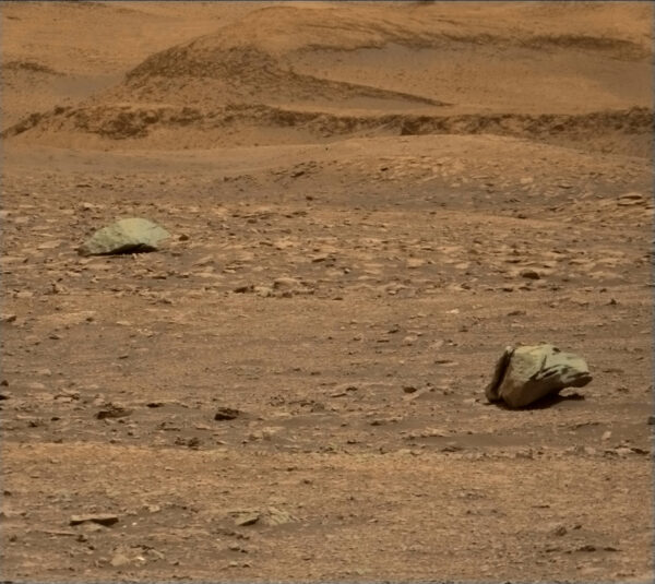 Curiosity, sol 2961, dva železné meteority v jediném záběru, zdroj: NASA/JPL-Caltech, www.unmannedspaceflight.com