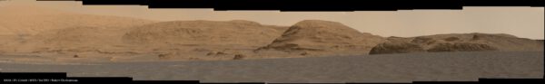 Curiosity, sol 2991, panorama nedalekých kopců a údolí, sestavil Robert Charbonneau, zdroj: www.unmannedspaceflight.com
