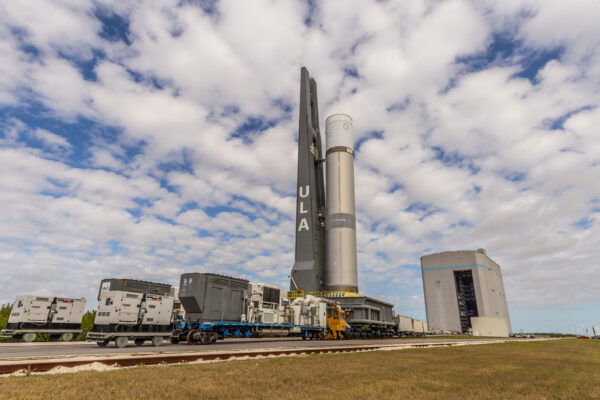 Plošina VLP s testovacím centrálním stupněm rakety Vulcan u haly SPOC..