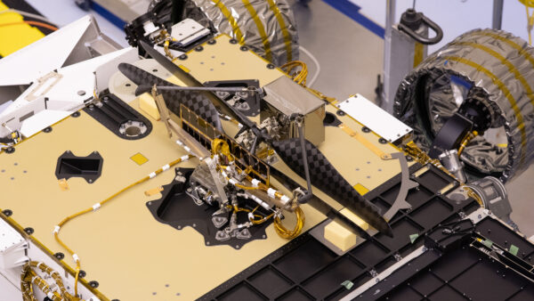 Pohled na vrtulník Ingenuity ještě v pozemské přípravné hale, 6. 4. 2020. Zdroj: NASA/JPL