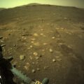 Stopy kol Perseverance v půdě kráteru Jezero na Marsu. Zdroj: NASA/JPL-Caltech