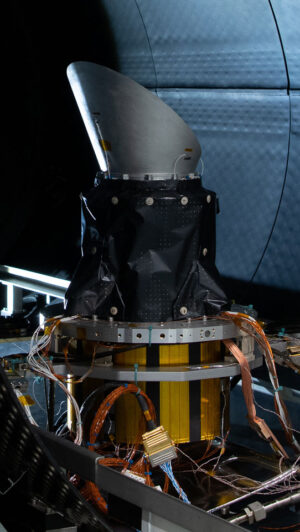 Testovací exemplář kamery teleskopu Plato ke strukturálním a tepelným zkouškám vyfocený v simulátoru kosmického prostředí.