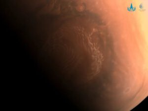 Barevný snímek Marsu z kamery se středním rozlišením od sondy Tianwen-1