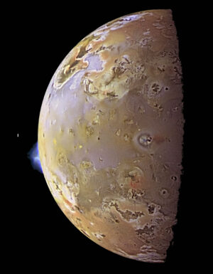 Sonda Galileo pořídila v červenci 1999 snímky Io s nejvyšším rozlišením. Mozaika je složena z fotek přes blízké infračervené, zelené a fialové flitry - barva proto odpovídá tomu, co by vidělo lidské oko. 