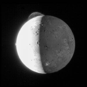 Sonda New Horizons zachytila v únoru 2007 působivý snímek 290 kilometrů vysokého výtrysku z oblasti Tvashtar . Snímek připomíná fotografie ze sond Voyager, které v roce 1979 zachytily podobné jevy od tamní sopky Pele. Sonda IVO by se k měsíci Io dostala ještě blíže.