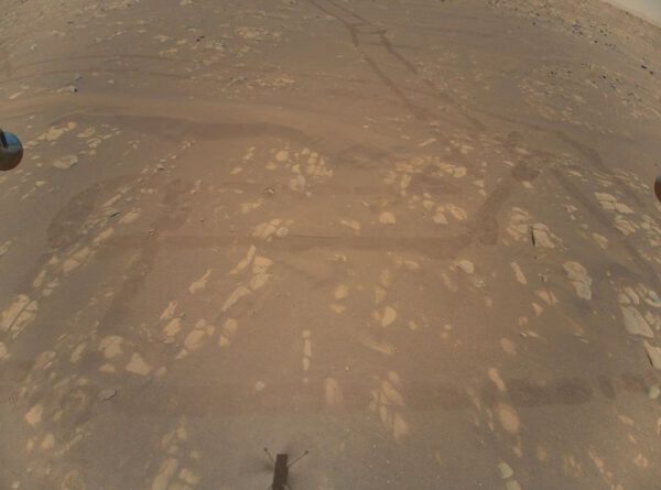 Snímek povrchu Marsu vyfocený kamerou na vrtulníčku Ingenuity