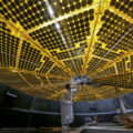 Jeden ze dvou rozkládacích fotovoltaických panelů sondy Lucy.