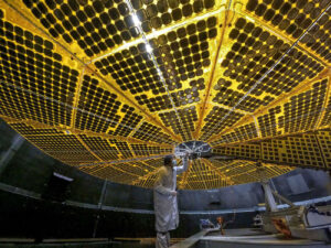 Jeden ze dvou rozkládacích fotovoltaických panelů sondy Lucy.