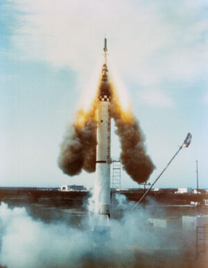 „Den, kdy NASA vypustila záchrannou věžičku“ – 21. listopadu 1960 je po vypnutí motoru raket Redstone aktivovaný záchranný systém, ale loď Mercury zůstala na nosiči