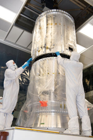 Technici na Goddardově středisku 15. prosince 2020 cvičně sesadili válce jádra pohonného modulu sondy Europa Clipper.Tyto válce ponesou nádrže a raketové motory, které zajistí pohon sondy Europa Clipper.