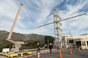 Inženýři z JPL otestovali 17. prosince 2019 inženýrský model antény vysokofrekvenčního radaru. Anténa o délce 18 metrů byla během zkoušky připojena k věži.