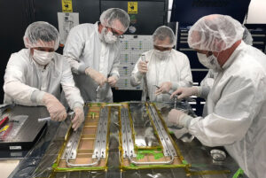 Fotografie z 12. září 2019 zachycuje pracovníky JPL během instalace teplovodných trubic na panely určené pro sondu Europa Clipper. Trubičky se postarají o tepelnou pohodu důležitých částí sondy.
